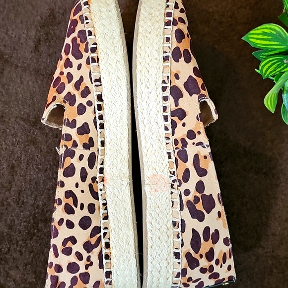 Flat Shoes - Picture 4 of 16